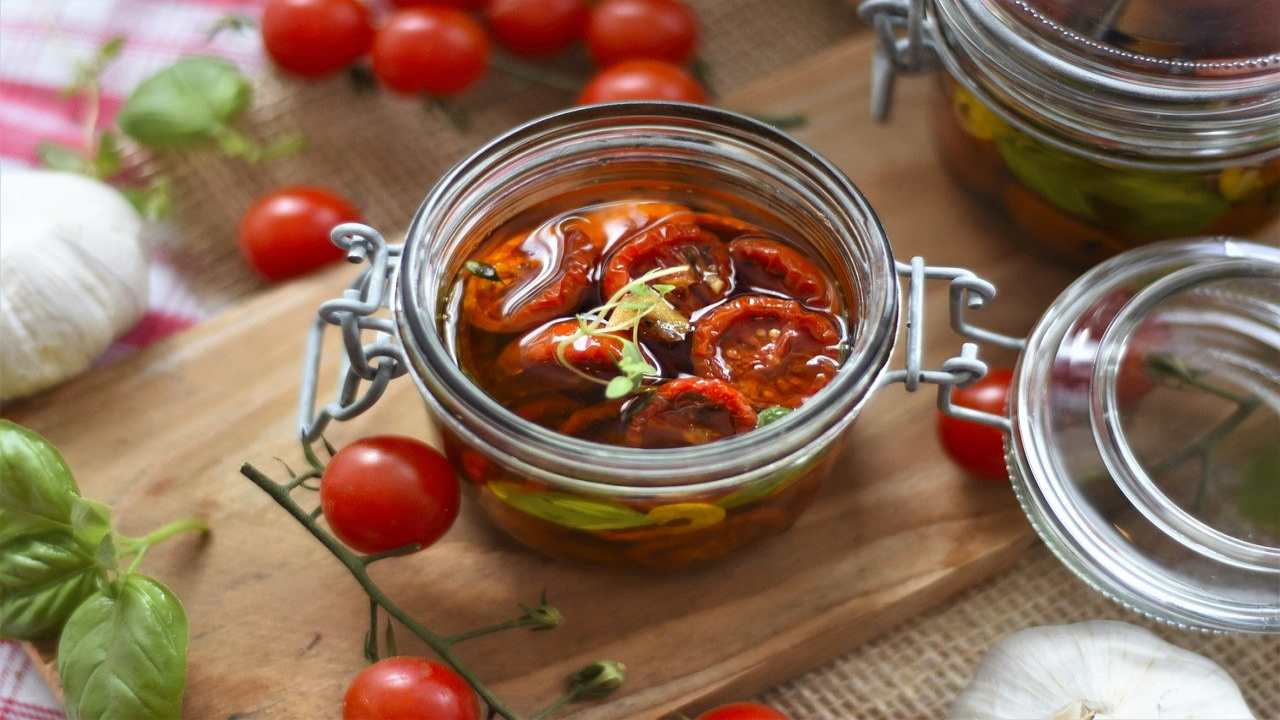 Pomodorini sott'olio con erbe aromatiche