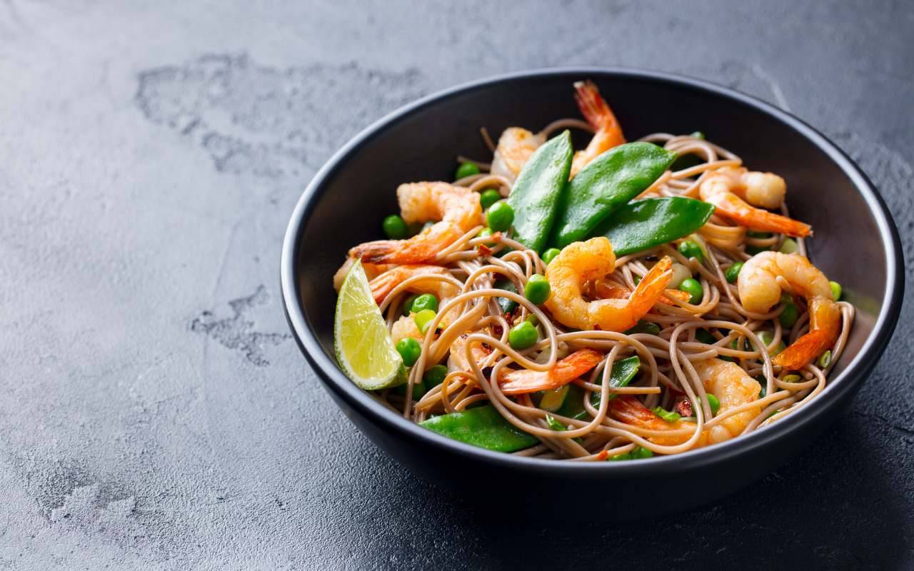 spaghetti orientali e pesce FOTO ricettasprint