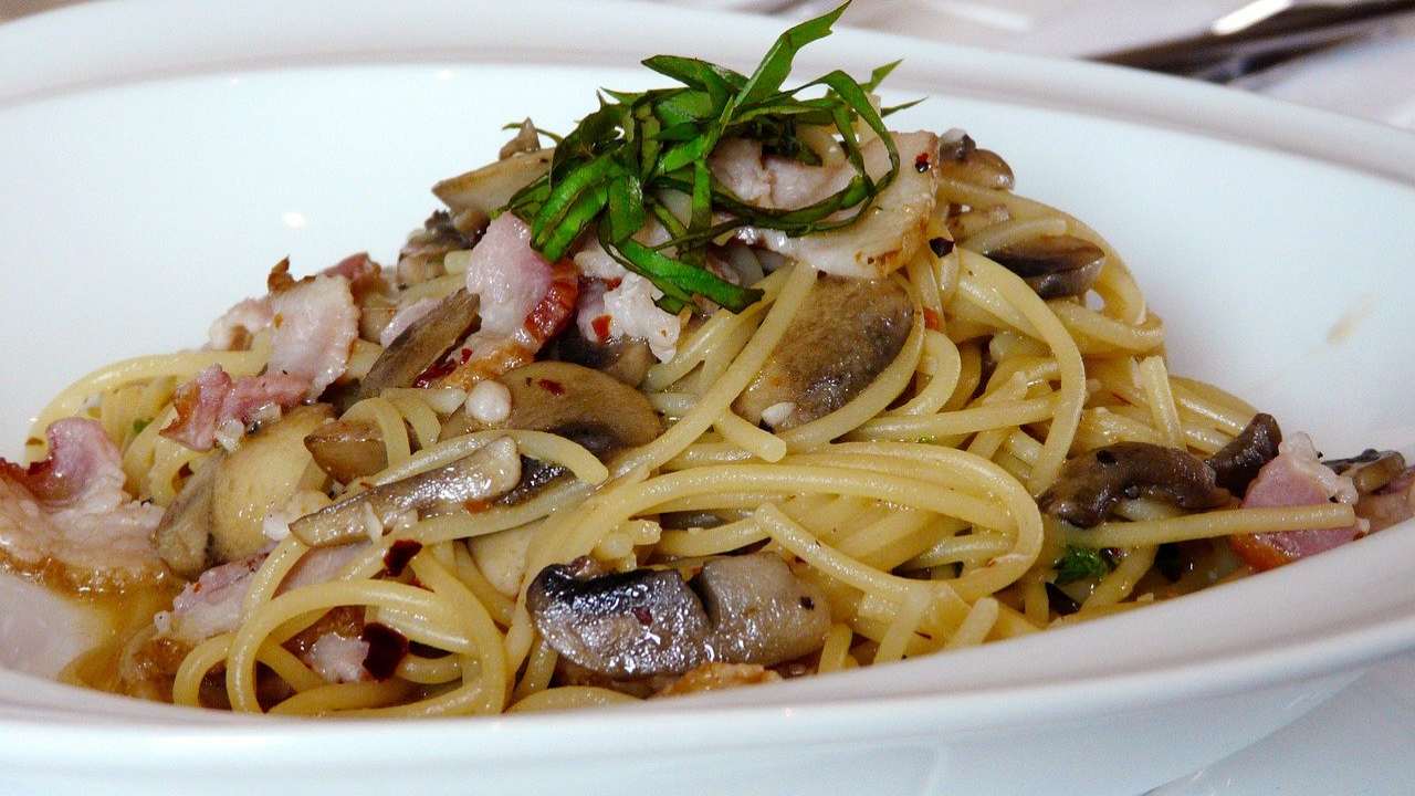 Spaghetti con funghi e pancetta