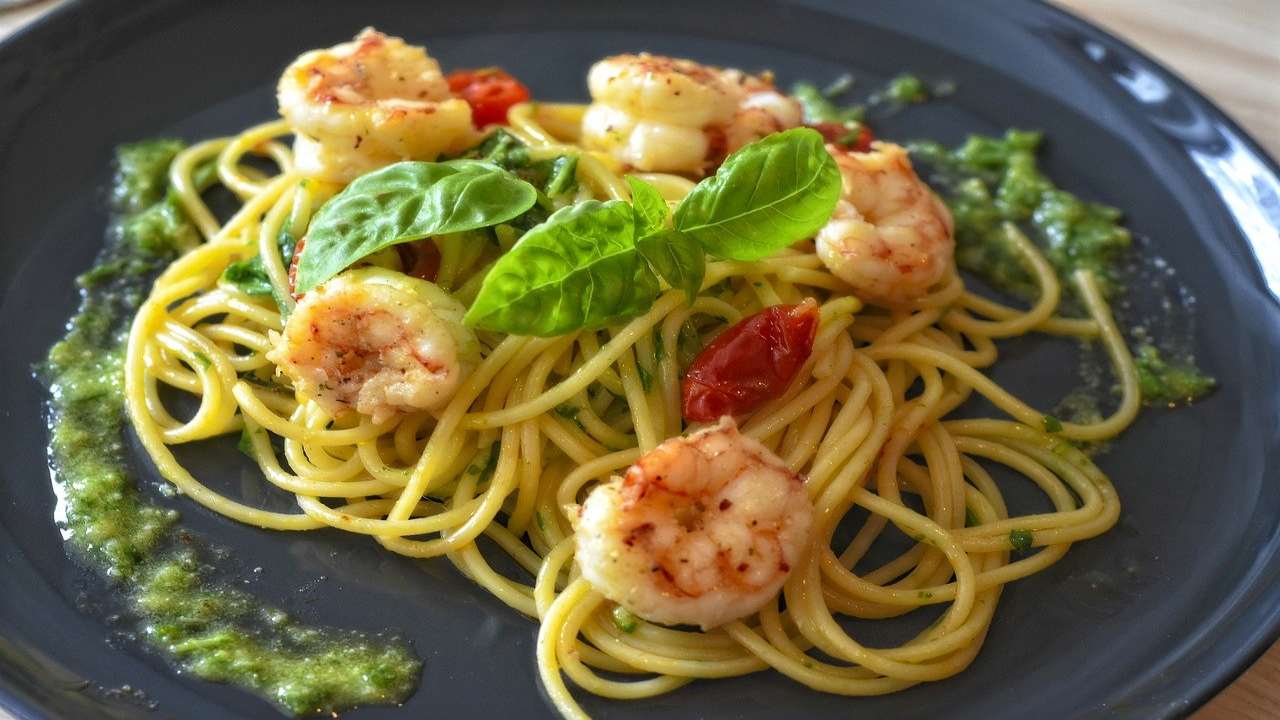 Spaghetti con gamberi e pesto