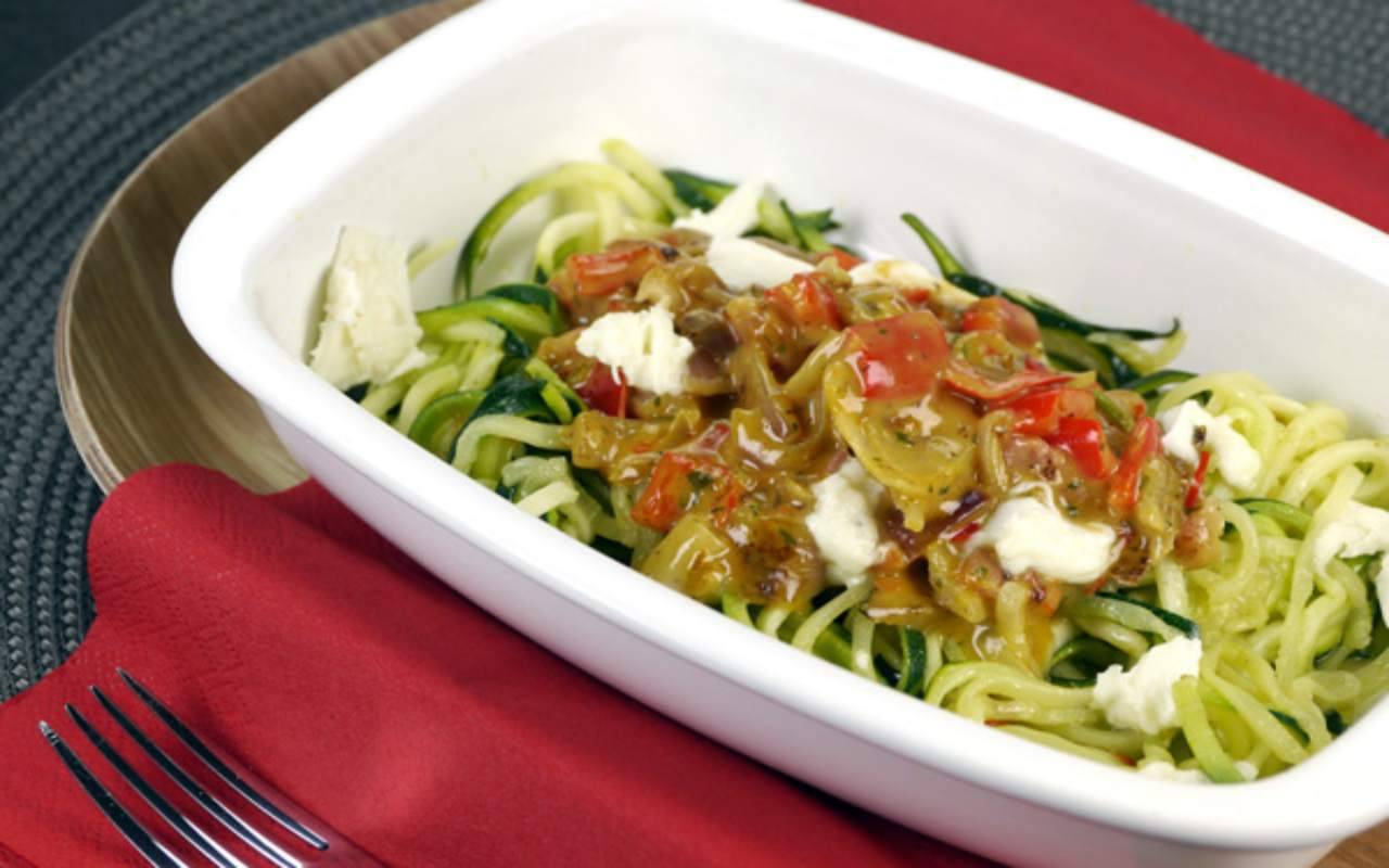 Spaghetti di zucchine con peperoni e tofu FOTO ricettasprint