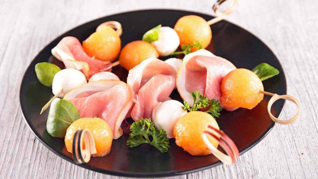 Spiedini estivi con prosciutto, melone e mozzarella