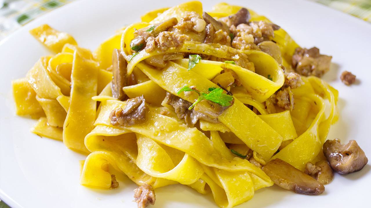 Tagliatelle con salsiccia porri zafferano e funghi