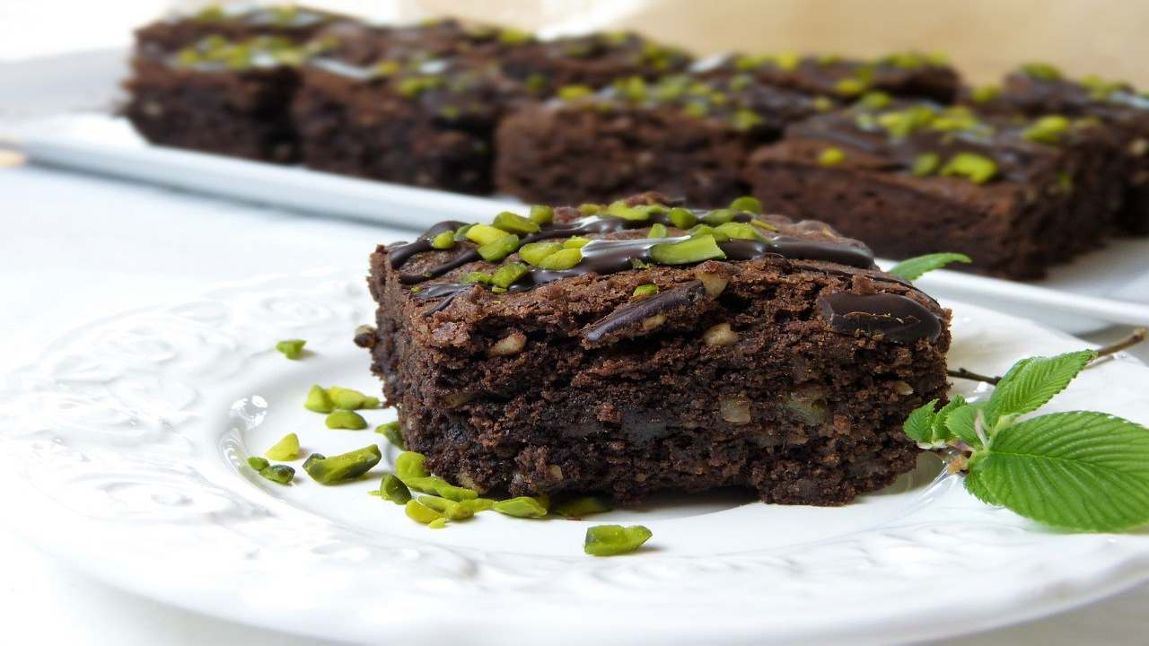 Torta al cacao con mandorle e pistacchi