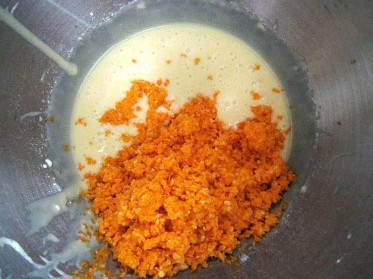 Torta di carote con succo d'arancia 