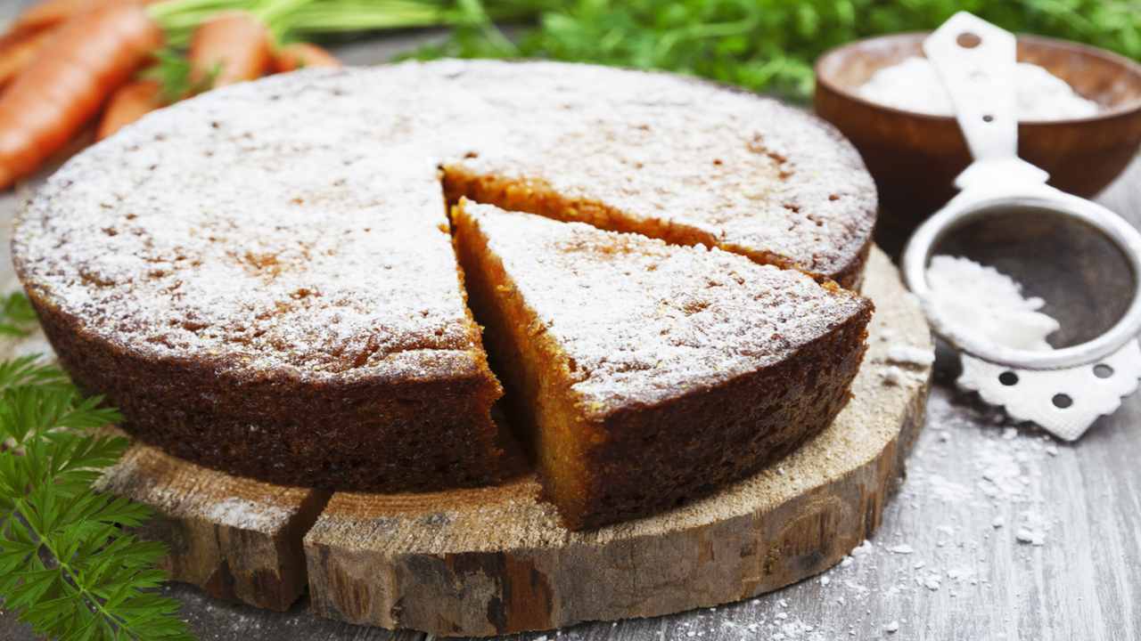 Torta di carote con succo d'arancia