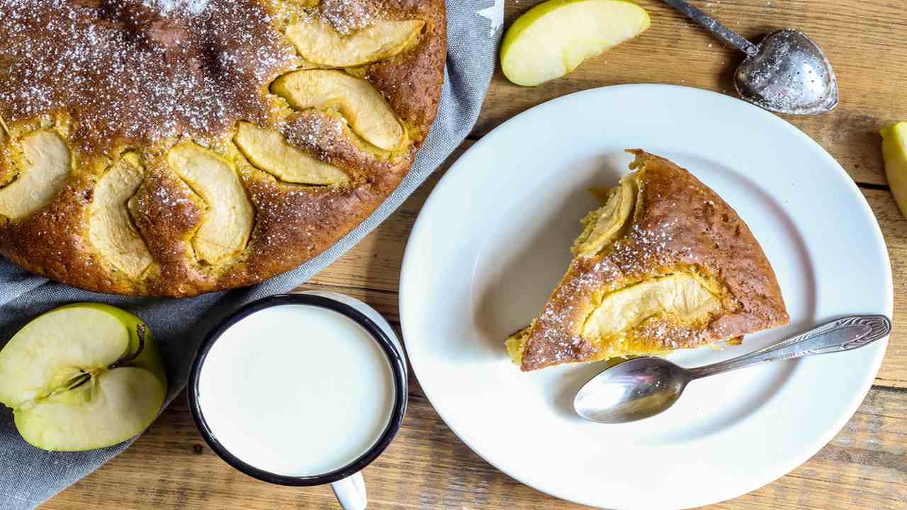 Torta di mele con latte e cannella