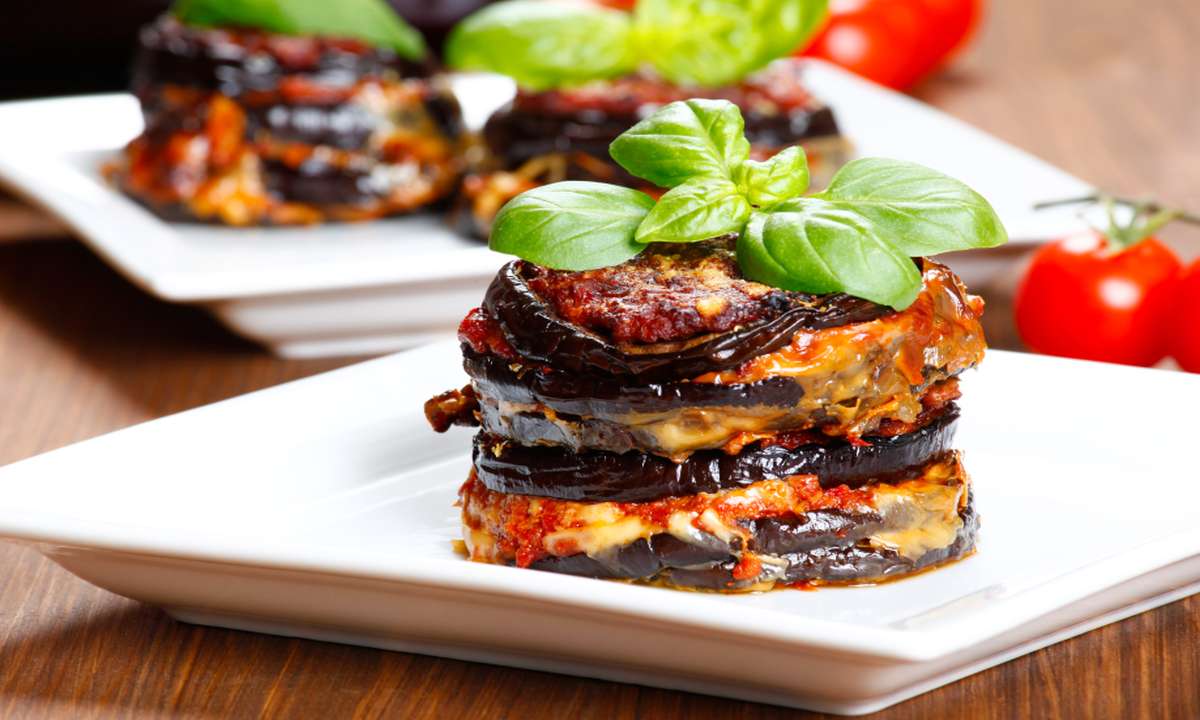 Tortino di melanzane con mozzarella e pomodoro