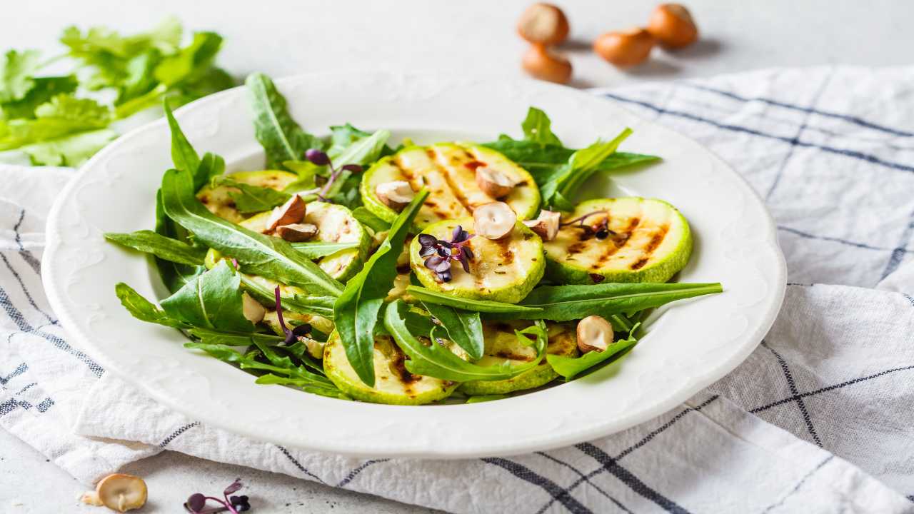 Zucchine con rucola e nocciole