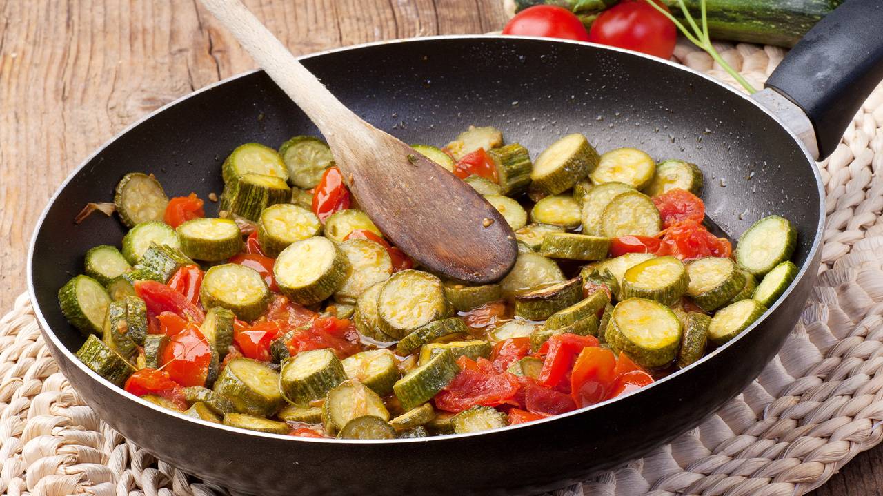 Zucchine in padella ai pomodorini gialli e peperoncino