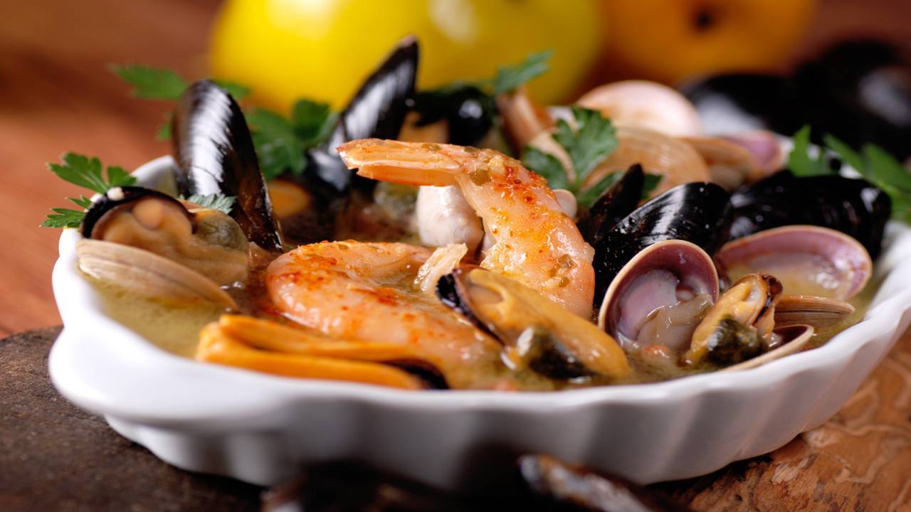 Zuppa di pesce con gamberi e cozze