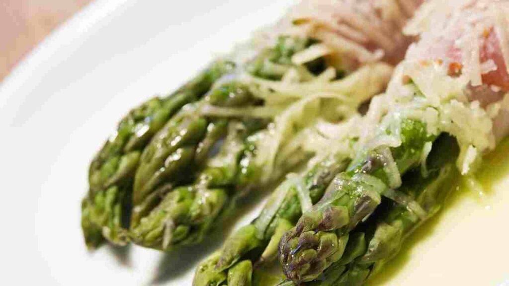Asparagi gratinati al forno con speck e parmigiano ricetta
