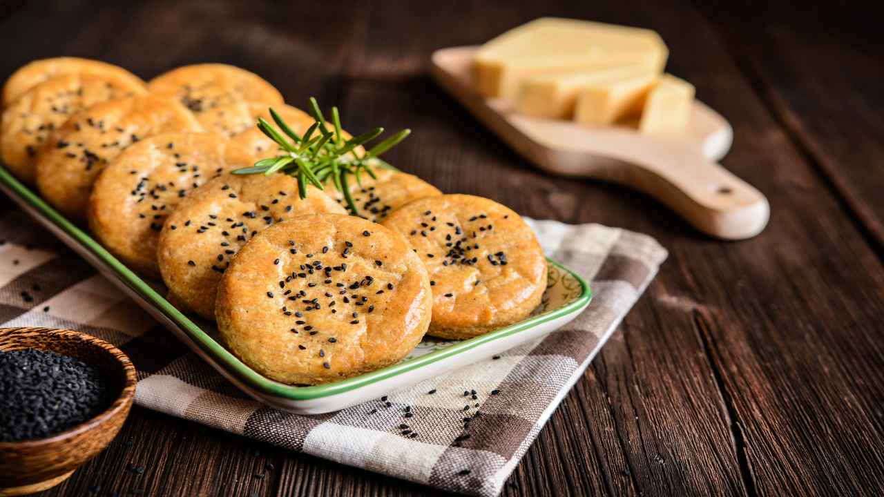 Snack al formaggio e semi di papavero