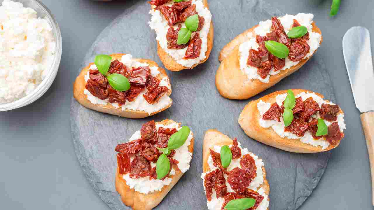 crostini con pomodori secchi