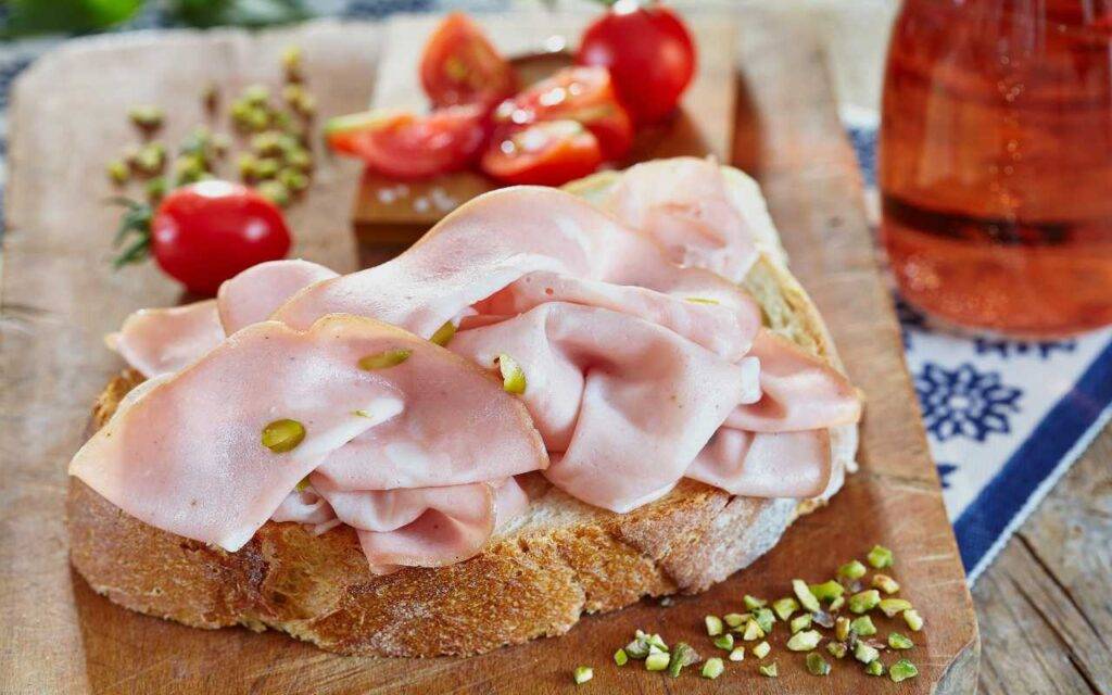 Bruschette miele e mortadella Antipasto buono e veloce