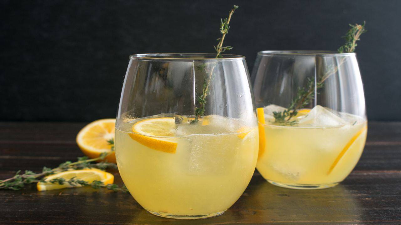 Cocktail al limoncello con timo