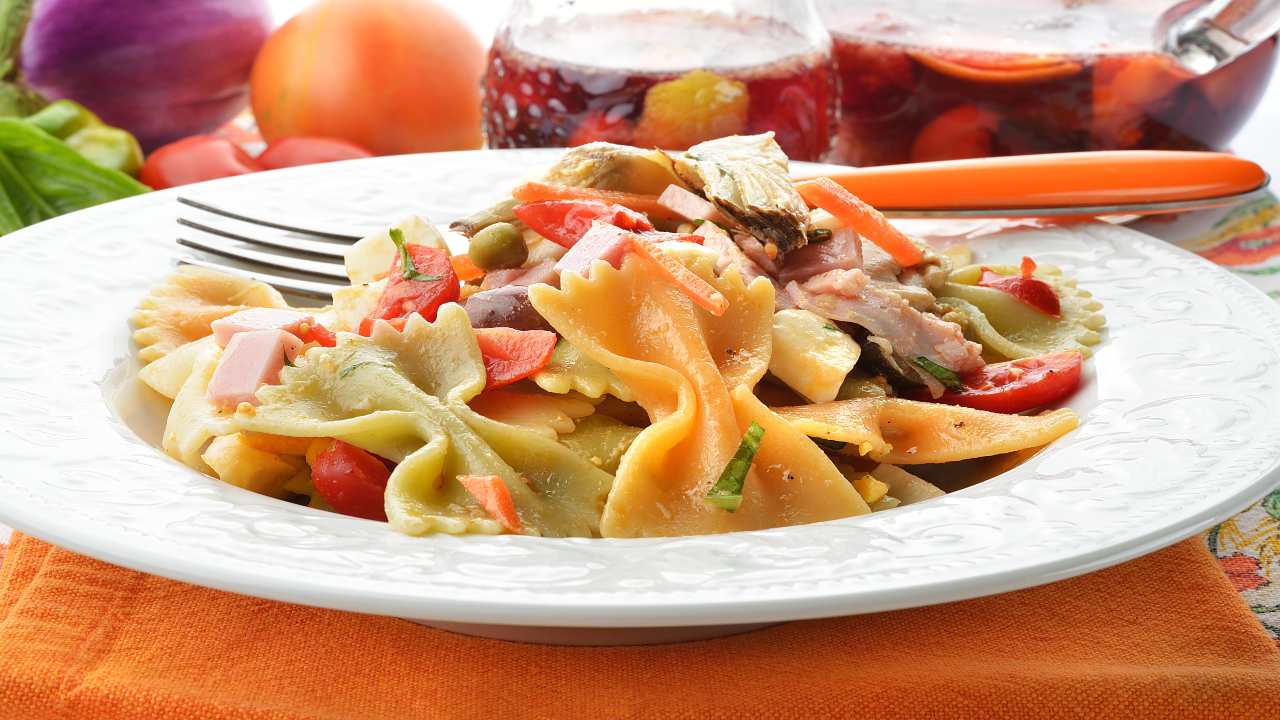 Pasta tre colori con pomodori