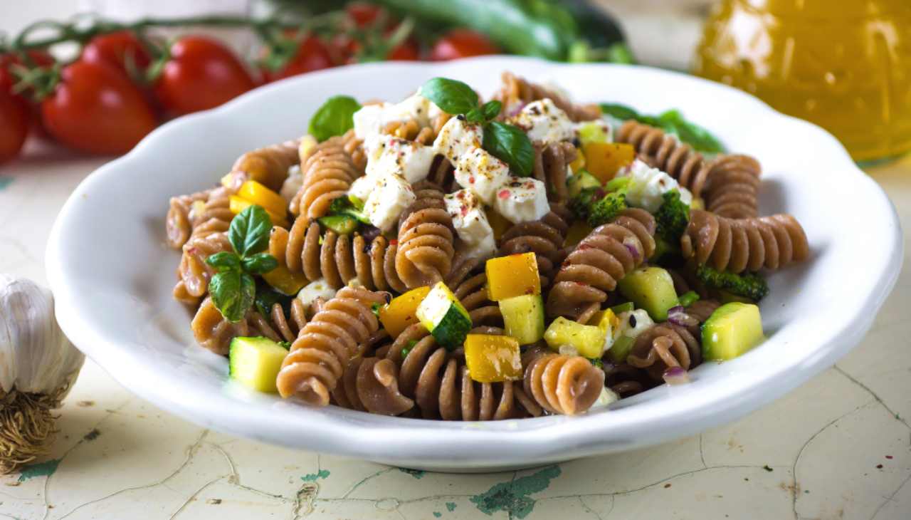 Fusilli integrali freddi | Ricetta povera per un primo gustoso e veloce