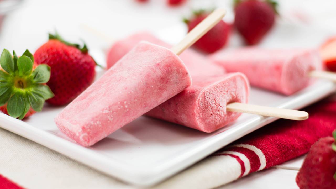 Gelato a stecco con latte di mandorla e fragole FOTO