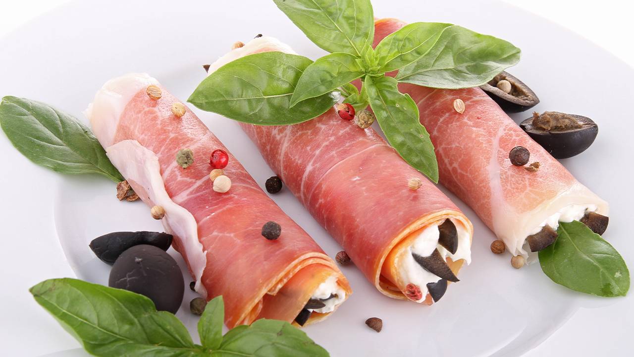 Antipasti di prosciutto crudo, gorgonzola e pere con olive