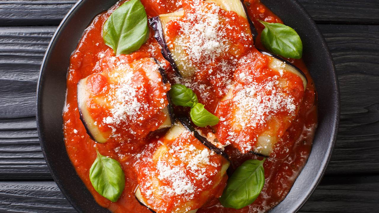 Melanzane ripiene con salsiccia e sugo di pomodoro