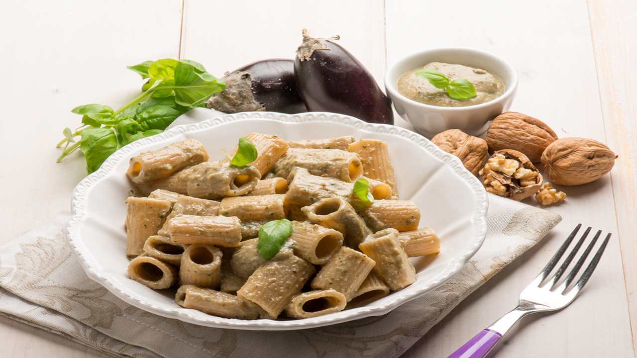 Pasta con melanzane e noci