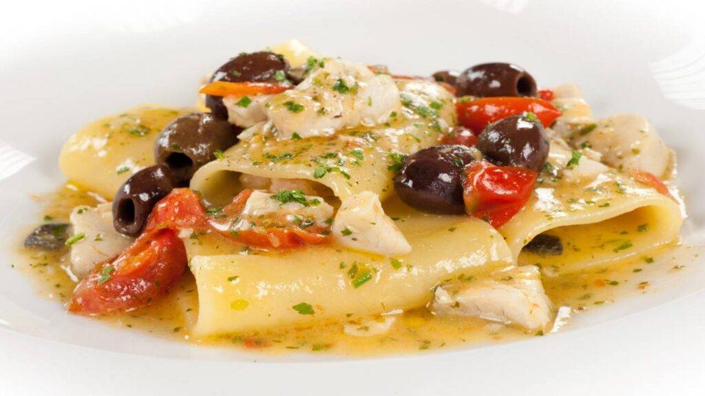 Paccheri con cernia e pomodorini | Un piatto veloce e raffinato