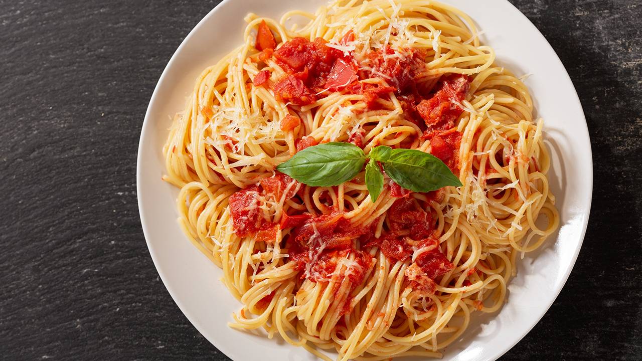 Spaghetti con pomodoro crudo e formaggio grattugiato