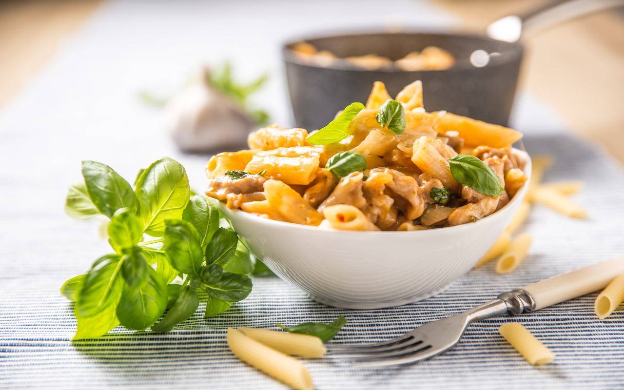 pasta con ragù e pesto FOTO ricettasprint