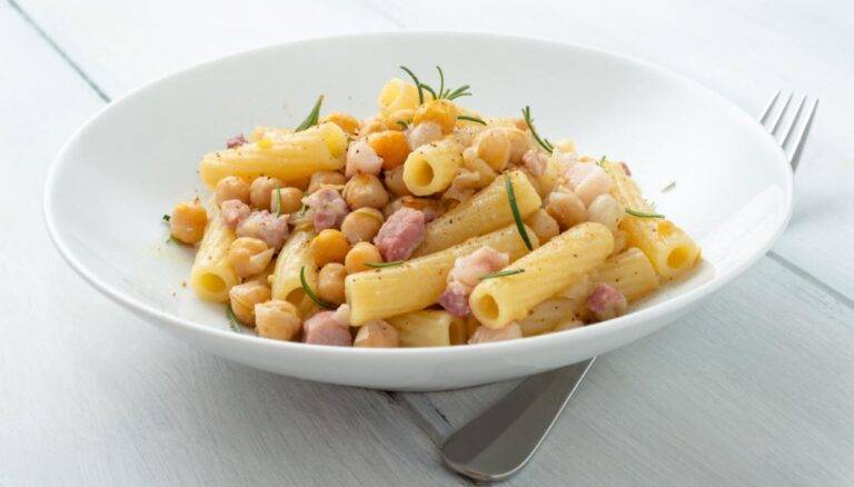 Pasta pancetta ceci rosmarino | Un primo stuzzicante e saporito