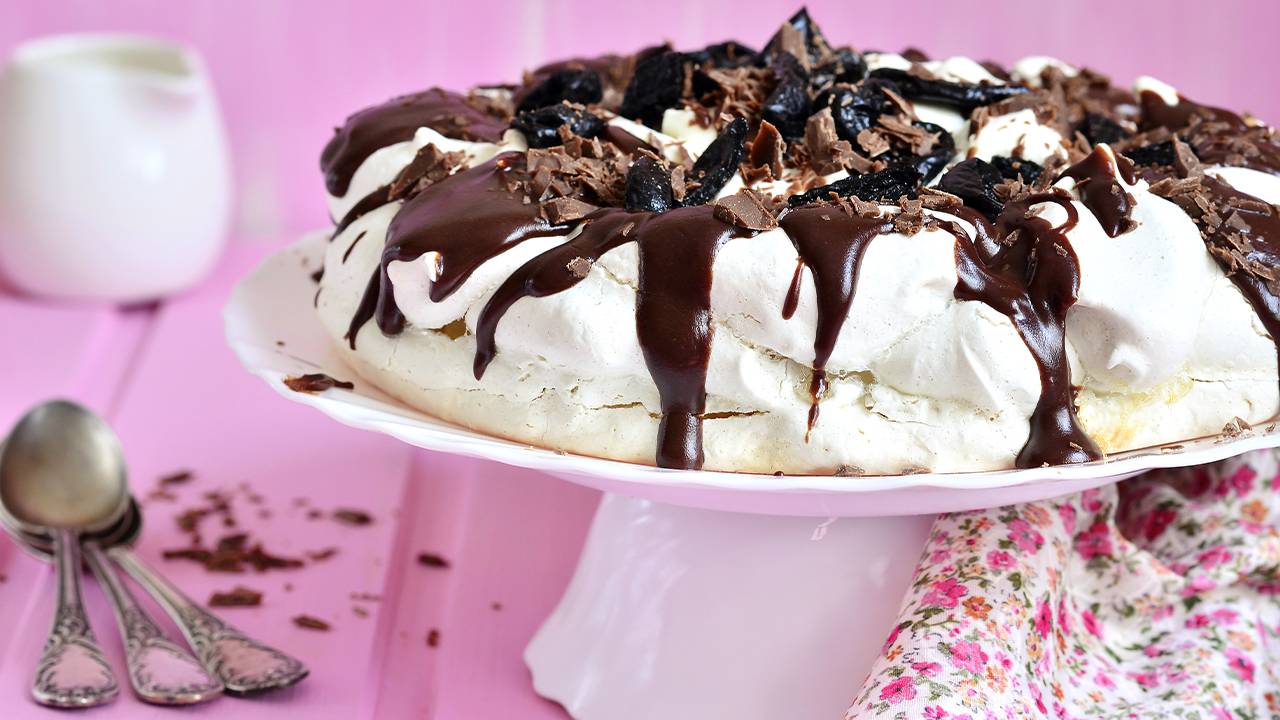 Dolce alla meringa con panna e cioccolato