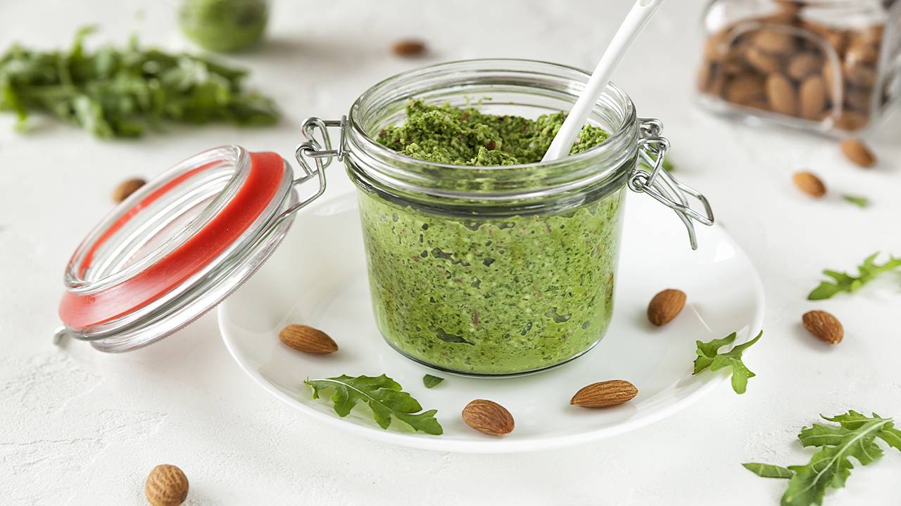 Pesto delicato con rucola e frutta secca