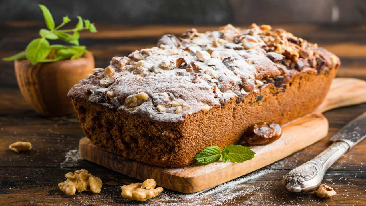 Torta con amaretti e noci