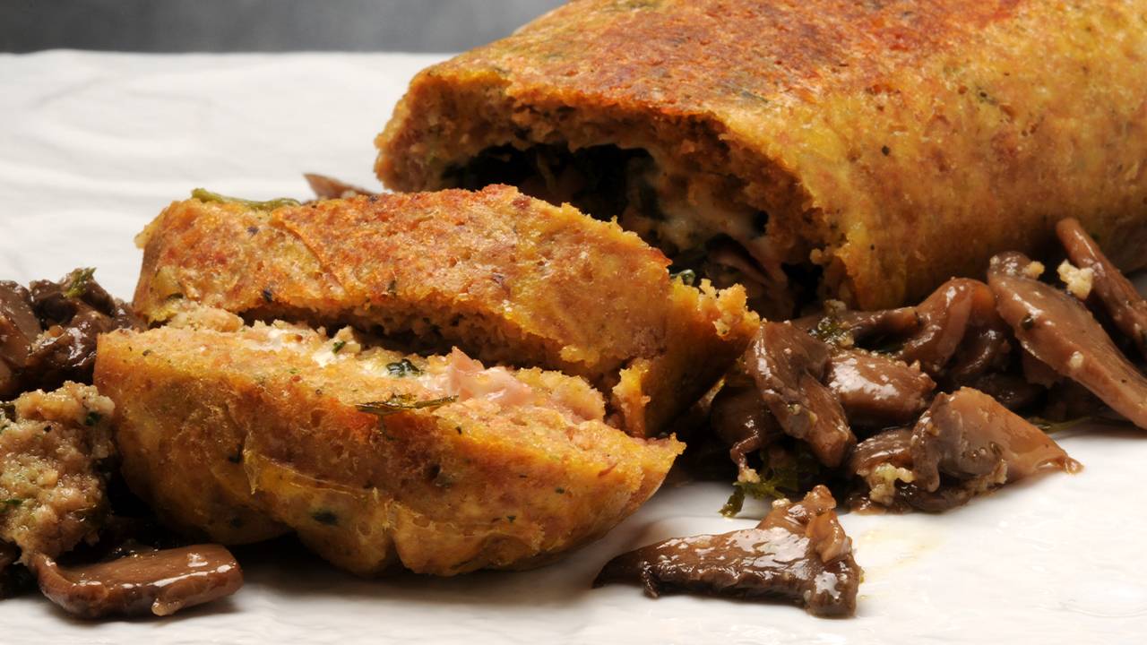 Polpettone con imparto di zucca e ripieno con scamorza e funghi