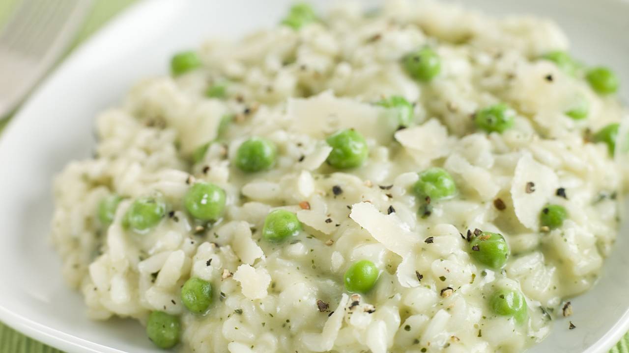 Riso in bianco con mozzarella e piselli