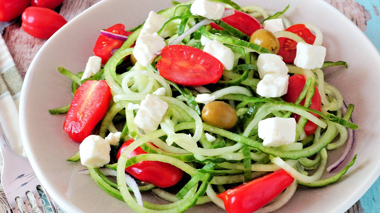 spaghetti crudisti di cetriolo con feta