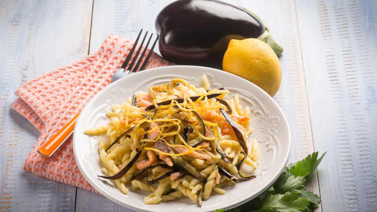 Pasta fredda con melanzane e limone