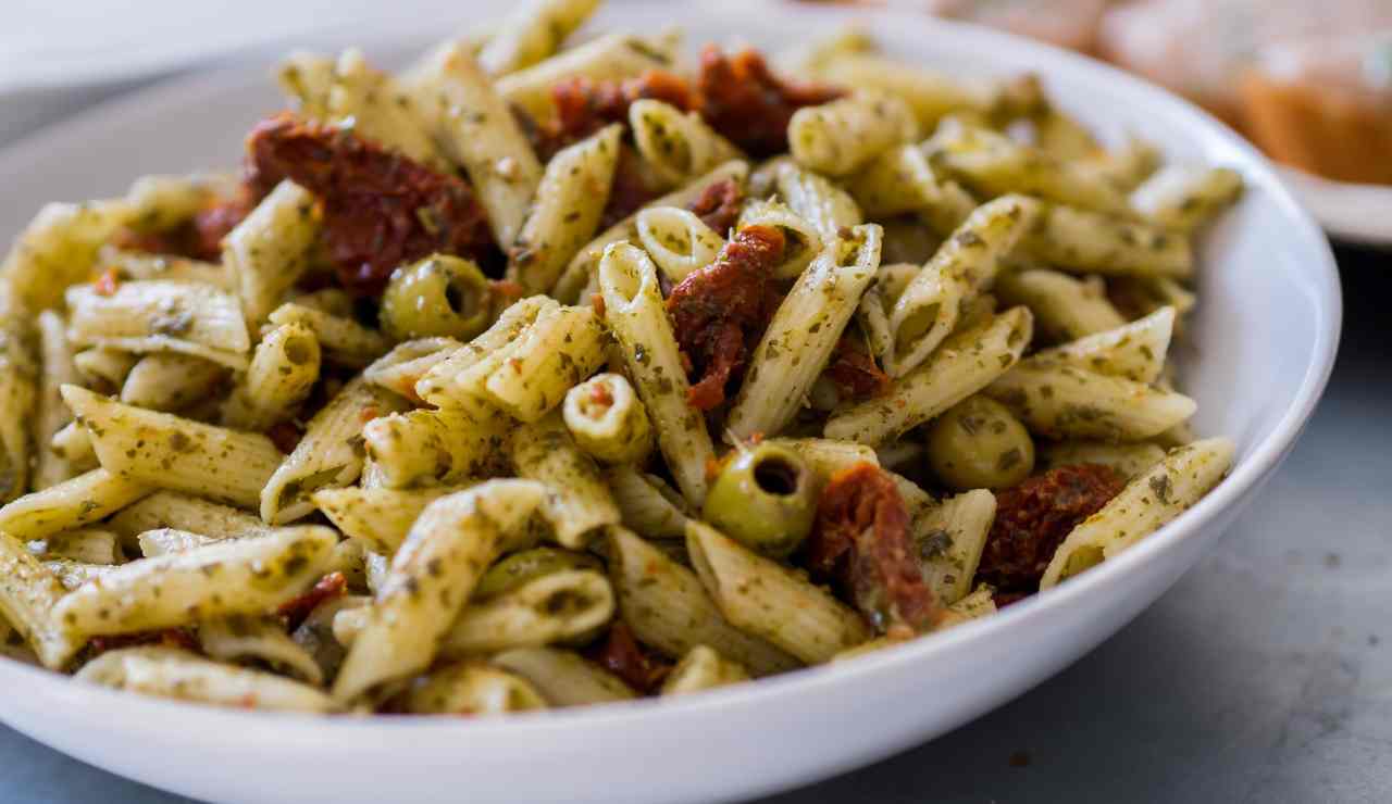 Pasta con pesto olive e pomodori secchi