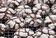 Chocolate crinkles, i biscotti croccanti fuori e morbidi dentro Biscotti al cioccolato dal cuore morbido