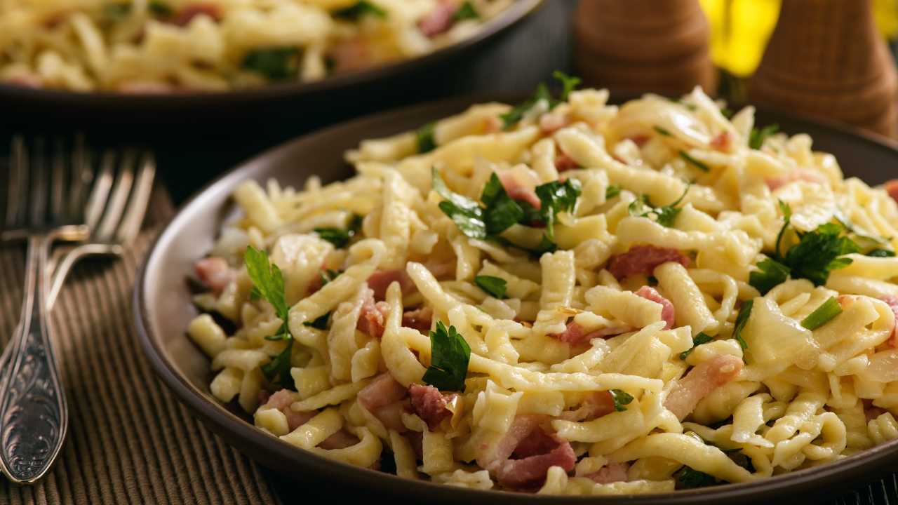 Pasta pancetta cipolla e formaggio | Ricetta semplice e unica