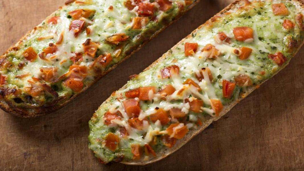 Baguette con pesto di basilico e pomodorini Un finger food delicato