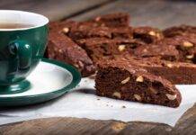 Biscotti morbidi al cioccolato | Dal profumo irresistibile Dessert mandorle e cioccolato