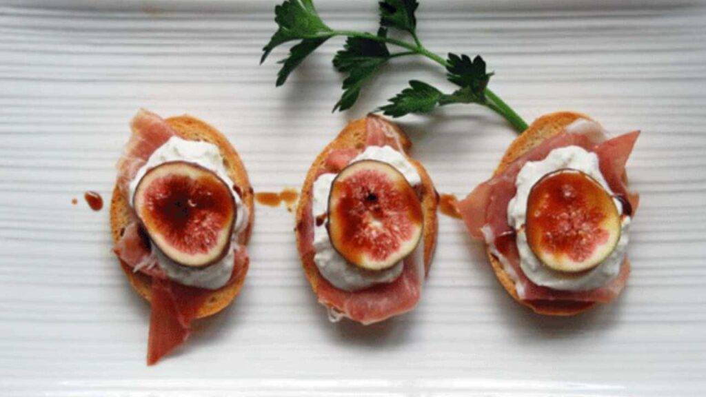 Bruschette fichi prosciutto crudo e burrata ricetta preparazione
