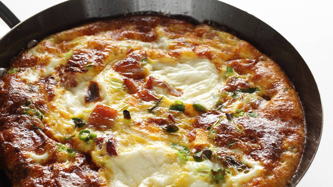 Frittata con verdure e salame