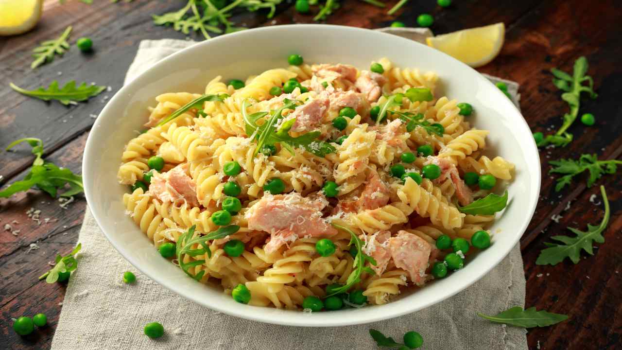 Pasta con piselli e tonno