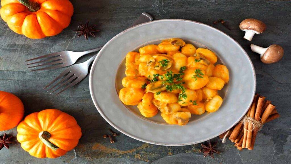 Gnocchi con crema di zucca e funghi | Un primo piatto super