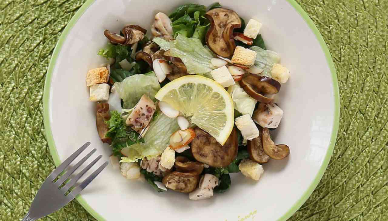 Insalatona di funghi l Ricetta veloce e gustosa dal profumo autunnale