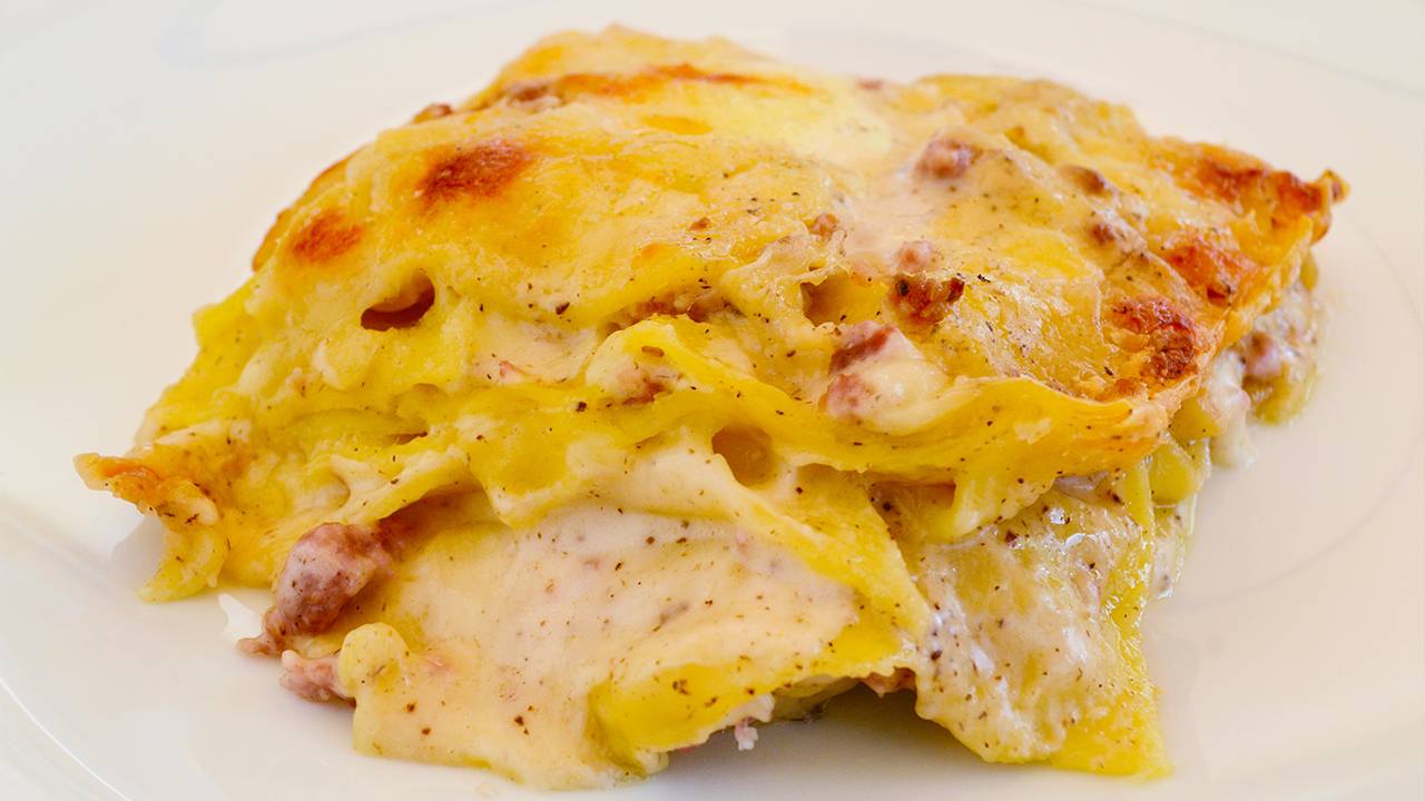 lasagna con pecorino besciamella e salsiccia