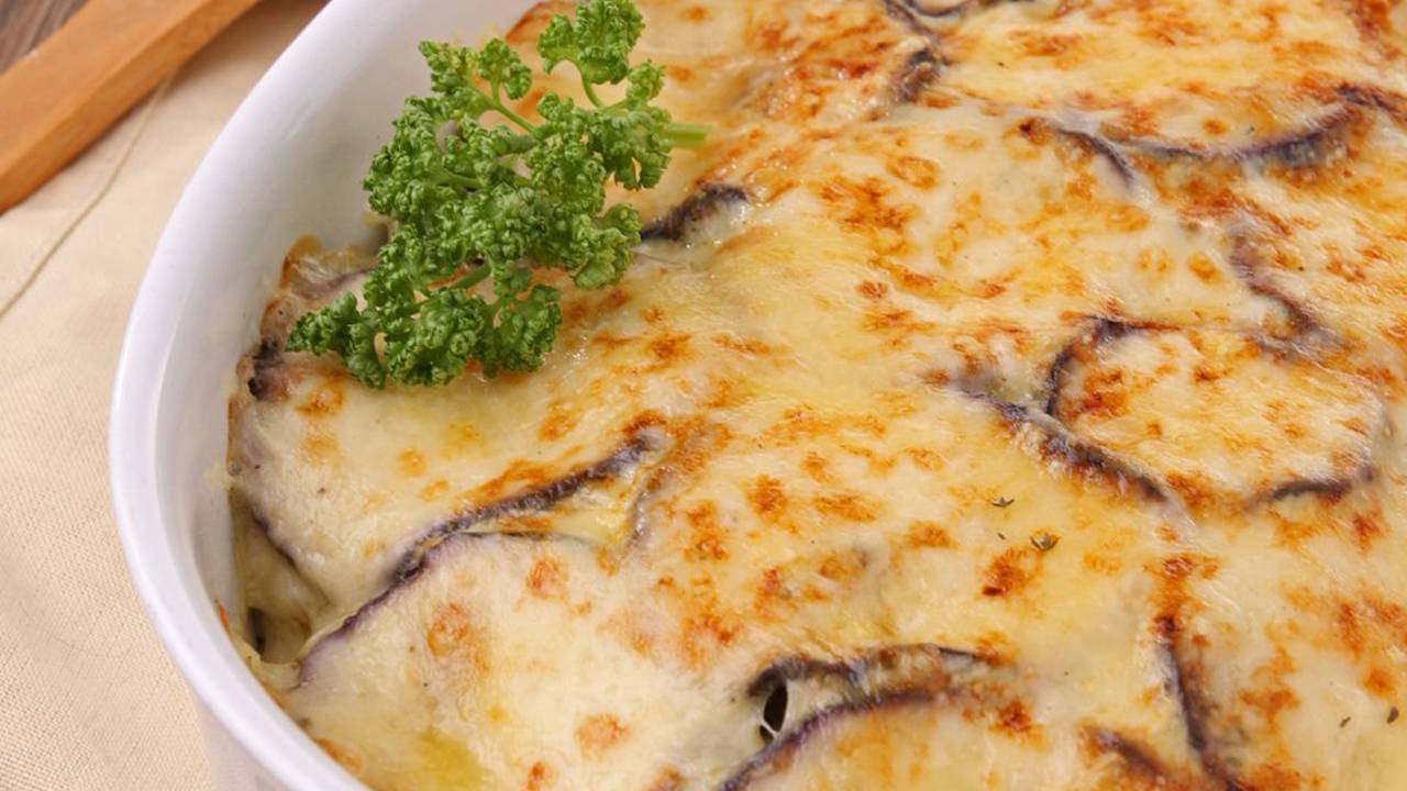 Melanzane al forno con besciamella e scamorza