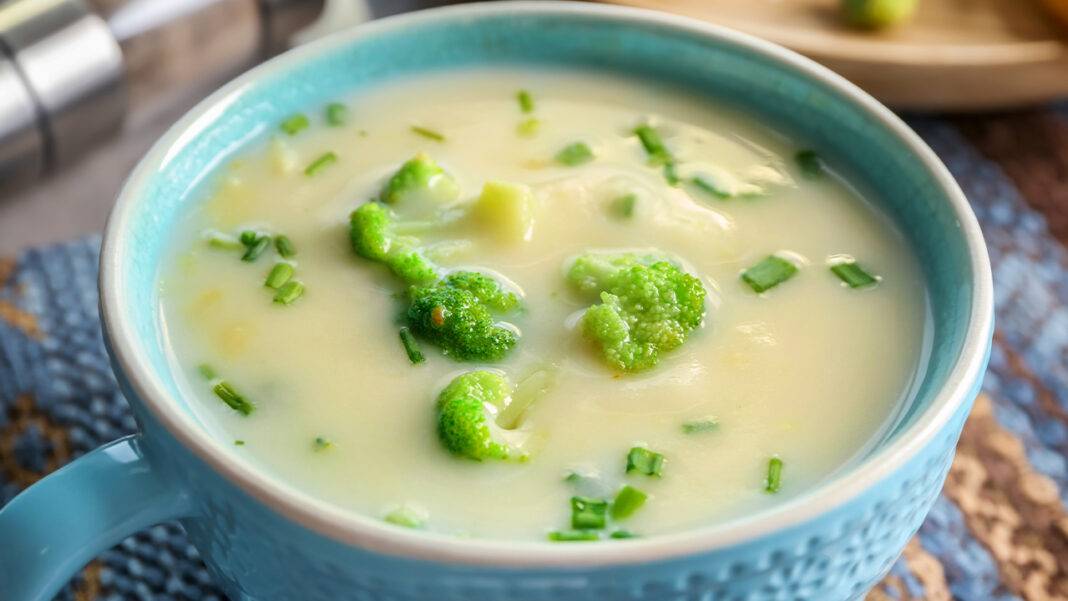 Minestra di broccoli e patate, buona e leggera ottima in autunno